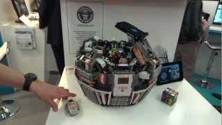 Lego Mindstorms robot solving Rubiks Cube - Amazing