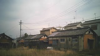 奈良県生駒郡斑鳩町興留東　なんでこんな場所にこんな古い住宅がっ？