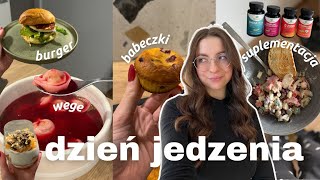 CO JEM W CIĄGU DNIA? | Suplementacja, tosty bez tostera, warzywna sałatka, babeczki jogurtowe 🧁