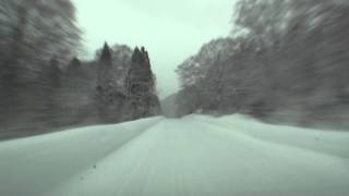 雪の十和田樹海ラインを走る