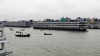 সকাল সোয়া ৭ টায় বরিশাল থেকে ঢাকা আসল দুই বিশালাকার লঞ্চ পারাবত-১৮ ও পারাবত-১২