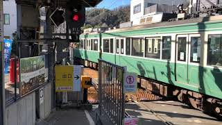 江ノ電長谷駅に入線.発車する列車。