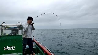 It takes 40 minutes to get to the fishing spot by speedboat. The captain is addicted to it this time