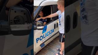 STEALING AND GIVE TO POLICE!#prank  / НАСТОЯЩИЙ РОБИН ГУД 21 века! #полиция