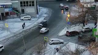Из-за гололёда во Владивостоке машины не могут заехать в подъёмы