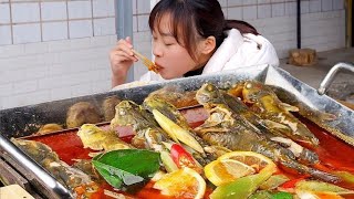 Qiu Mei is greedy for yellow and spicy dices. She bought a few catties to boil in water. The fish i