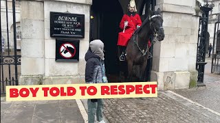 Tourist Told to Respect Boundaries by King’s Guard in London!