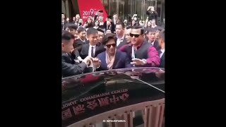 Srk INTERNATIONAL fan following 👑👑| shahrukh khan in public | shahrukh khan whatsapp status 2021