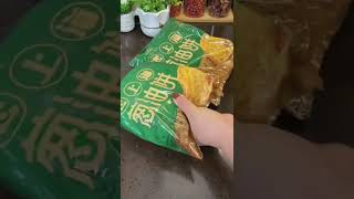 这个葱油饼是我家一直回购的，味道正宗做法简单，松软酥脆层次分明，老人小孩都爱吃#葱油饼