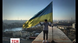 Школярка підкорює дахи та лишає там українські прапори