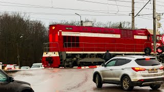 RailWay. Russian Railroad Crossing. Three Trains: ET2M, M62, TEM7A/ Железнодорожный переезд. Гатчина