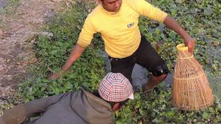 Amazing Net Fishing Plan - Village Boy Makes a really easy Fish Lure - Cambodian Traditional Fishing