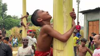 কি করে তৈলাক্ত কলাগাছে উঠতে হয় ।  গ্রামের সবাই একসাথে । ছোটদের কৌশল ভালো