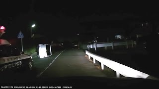 横転事故-警察による交通整理中-どうすればこの状況になるのか想像できない