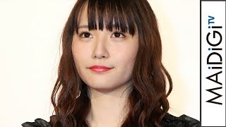 浅川梨奈、赤ニット×黒ジャンスカでメリハリコーデ　映画「血まみれスケバンチェーンソー RED」ヒット御礼舞台あいさつ