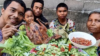 บ่าวสีเทียนปิ้งไก่ตำแตงแกล้มผักแชบพาแม่กิน#สีเทียน #eating #food