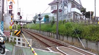 【西武多摩川線走行動画】新101系(赤電色)通過(白糸台駅~競艇場前駅間にある踏切にて)