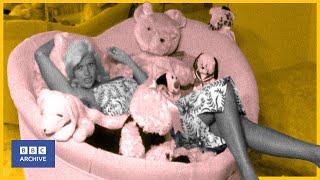 1960: Inside JAYNE MANSFIELD's Pink Palace | Picture Parade | Classic Movie Interviews | BBC Archive