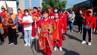 【太子降駕女乩身起乩持火尖槍/濟公師父降駕起乩笑嘻嘻持法扇/架勢十足】麻豆太子宮進香團/龍潭慈佛宮1