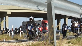 A motorbalesetben elhunyt Márk Péterre emlékeztek társai - Motoros felvonulás Vép közelében