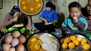 Egg \u0026 Potato Mix curry cooking \u0026 Eating in Village Style | egg curry gravy | New nepali village vlog