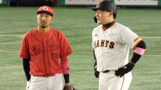 リクエスト判定中、菊池涼介と丸佳浩が長い時間寄り添って話し込む！やっぱり通じ合う二人！2024年8月8日