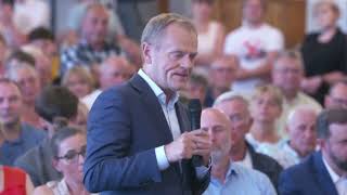 Donald Tusk ze łzami w oczach o podręczniku HiT