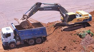 MAQUINA PESADA Escavadeira Volvo 480 acelerando com força na limpeza de terra.