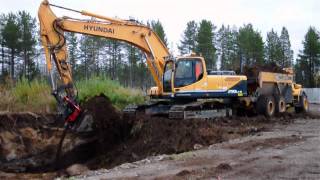 Hyundai R 290 LC-9 with Indexator ® Rototilt loading Volvo A25C