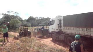 caminhao atolado  em cassilandia sendo puxado por dois tratores