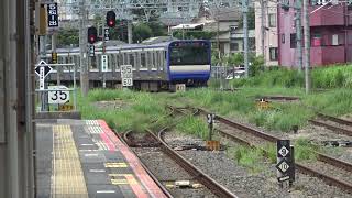 成田駅に停車している成田線209系･我孫子支線E231系と出発していく成田空港行きE235系