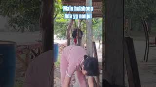 Ada yg Nonjol lg asyik main Hulahoop #hulahoop #gadis #shorts #funny