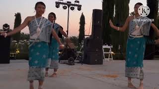 Lao girls performing traditional dance ຟ້ອນສິລະປະ