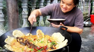 Sister Miao cooks local pot fish to relieve gluttons, braises 10 cakes, one bite is too greedy!