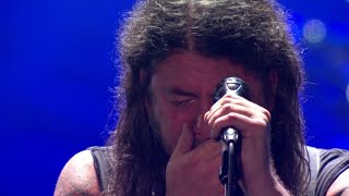 Foo Fighters, Dave Grohl in lacrime sul palco per l'ex batterista Taylor Hawkins