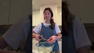 covering a cake in gelatin