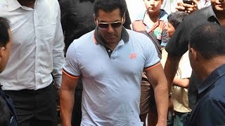 Salman Khan Attends Funeral Of His Family Friend | Bollywood News