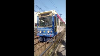 【町屋駅前停留場】都電荒川線（東京さくらトラム）あお色の東京都交通局7700形電車・安部学院高等学校ラッピング車両の発車~Tokyo Sakura Tram (Toden Arakawa Line)