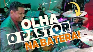 Pr. Giuvan tocando com Banda Som e Louvor