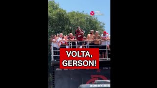 GABIGOL PEDE VOLTA DE GERSON E PUXA MÚSICA EM COMEMORAÇÃO DA LIBERTADORES DO FLAMENGO! #shorts