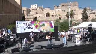 בנימין (ביני) לנדאו - עבדים. במופע המרכזי פסח בחברון תשע"ד 2013