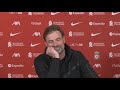 legendärer pk moment mit jürgen klopp lautes lachen im saal nach diesem missverständnis