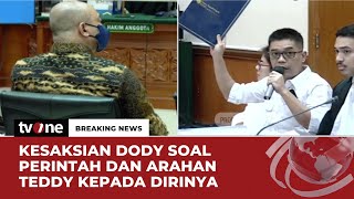 Teddy Hanya Terdiam, Dody Serahkan Kertas Kecil ke Majelis Hakim | Breaking News tvOne