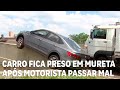 Motorista passa mal e carro fica pendurado em mureta