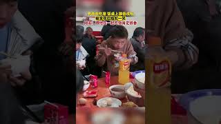 男孩去吃席 饭桌上狼吞虎咽，被发现后尴尬一笑，网友：跟他在一起吃饭肯定很香#哈哈哈 #尴尬