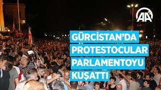 Gürcistan'da protestocular parlamentoyu kuşattı