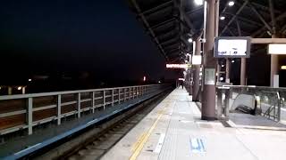 經由紅線開往小港的車號1140+2139+1139三輛一組綠色高雄捷運列車，跟經由紅線開往南岡山的三輛一組綠色高雄捷運列車，雙高雄捷運高運量系統捷運列車交會