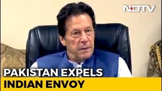 Pakistan Expels Indian Envoy, Suspends Trade Over Kashmir