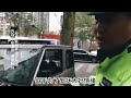 大妈驾驶拼装车，被交警拦截扣车罚款，怒怼：为什么不处理厂家？