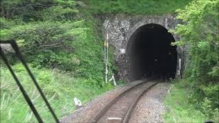 短いトンネルが連続する山陰本線の浜田駅～西浜田駅間を走行するキハ126系アクアライナーの前面展望